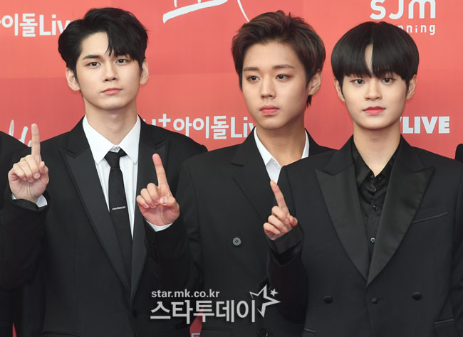 Singer Wanna One is stepping on the red carpet at the 33rd Golden Disk Awards held at Gocheok Sky Dome in Guro-gu, Seoul on the afternoon of the 6th