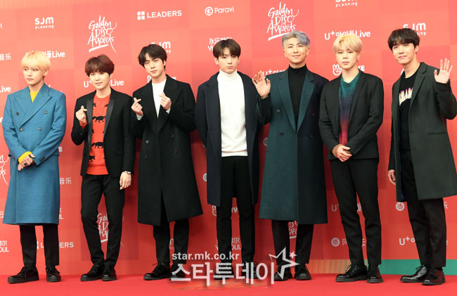 Flame.The group BTS became the main character of the 33rd Golden Disc Awards record category Grand prize.BTS won the award, U + Idol Live Popular Award, and Wang Yiwin Music Golden Disc Awards Popular Award.Im on.At 5 pm on June 6, the 33rd Golden Disc Awards Awards were held at Gocheok Sky Dome in Guro-gu, Seoul.The main character of the Grand prize in the record division was BTS.BTS won the Grand Prize in the record category with its repackaged album LOVE YOURSELF Answer released last August.BTS took to the stage shortly after the award and said, I will honor all the ami who watch this moment, and 2018 was a year of fruitful results that I have been running hard.I thought the modifiers in front of us were overcrowded and heavy, and they were more than our bowls.But I think the modifier is a persons own, and I think that when I first heard the name BTS, many people were shocked and frightened.But now, the name BTS is natural, and I will work harder to melt it naturally into the modifier. The U + Idol Live Popular Award, which was decided by the fans vote, was won by BTS for the Wang Yi-win Music Golden Disc Awards, and the honor of the Rookie of the Year award, which was only once in its lifetime, went to Aizwon and Stray Kids.In addition, Paul Kim, who sang the OST Every Day, Every Moment of Lets Kiss First, was named in the Best OST award, and Gods Seven won the best album award.Meanwhile, the 33rd Golden Disc Awards will review the recordings and sound recordings released from December 1, 2017 to November 30, 2018.BTS, Twice, New East W, Seventeen, Pol Kim, Monster X, Wanna One, IZWON and Stray Kids attended the awards ceremony.The following is the winner of the 33rd Golden Disc AwardsGrand prize=BTS▲ New East W, NCT 127, Wanna One, Twice, Seventeen, Late Jonghyun, Monster X, God Seven, BTS, Exo▲ Best Album: Godseven▲ Best OST=Paul Kim▲ Wang Yi-Win Music Golden Disc Awards Popular Award = BTS▲ U + Idol Live Popular Award = BTS▲ Rookie of the Year Award: Aize One, Stray Kids
