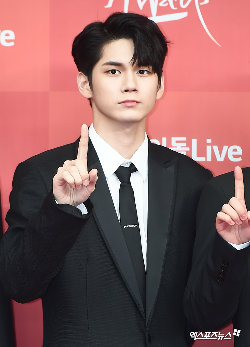 Wanna One Ong Seong-wu, a group attending the 33rd Golden Disk Awards red carpet event held at Gocheok Sky Dome in Guro-gu, Seoul on the afternoon of the 6th, has photo time.