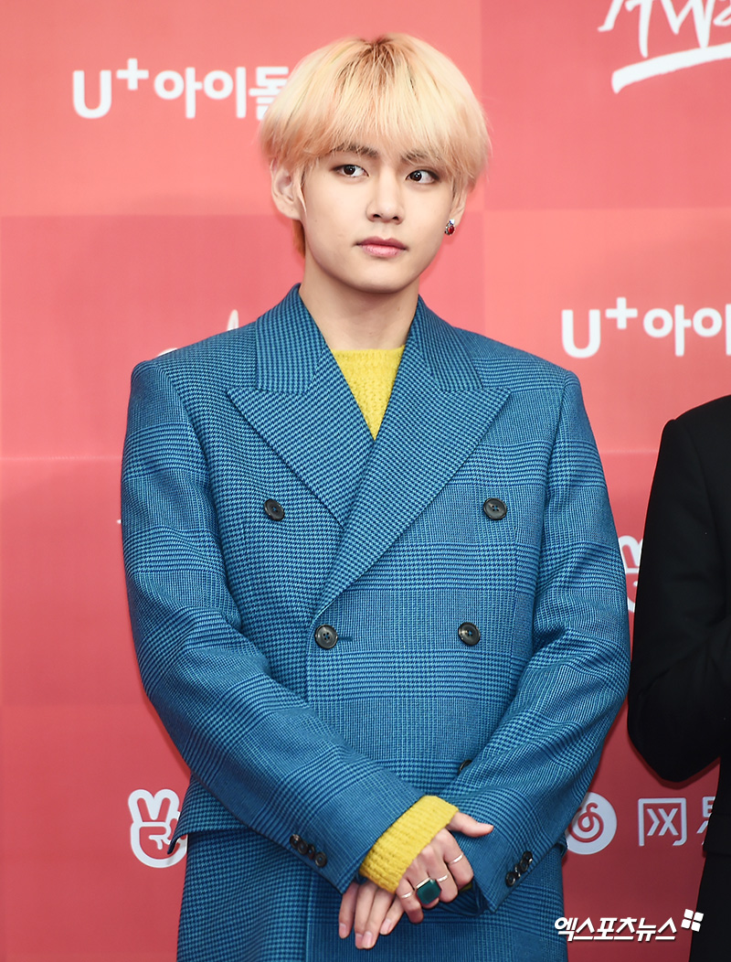 Group BTS V, who attended the 33rd Golden Disk Awards red carpet event held at Gocheok Sky Dome in Guro-gu, Seoul on the afternoon of the 6th, has photo time.