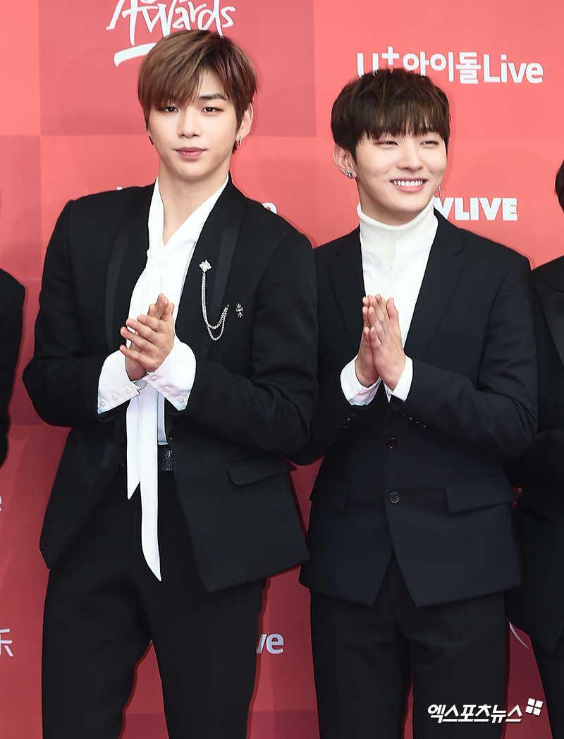 Kang Daniel and Yoon Ji-sung, who attended the 33rd Golden Disk Awards red carpet event held at Gocheok Sky Dome in Guro-gu, Seoul on the afternoon of the 6th, have photo time.