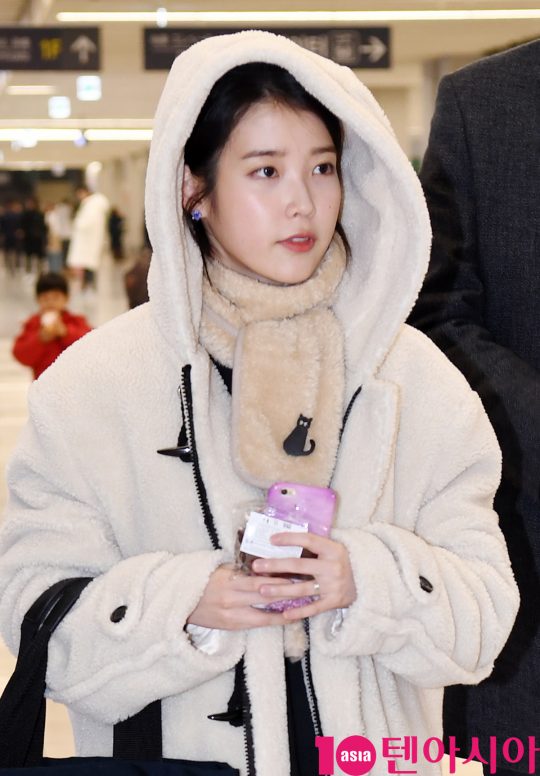 Singer IU is showing its Airport fashion as it arrives at Gimpo Airport after finishing the IU tenth anniversary tour concert now - Curtain Call in Jeju concert schedule on the afternoon of the 7th.