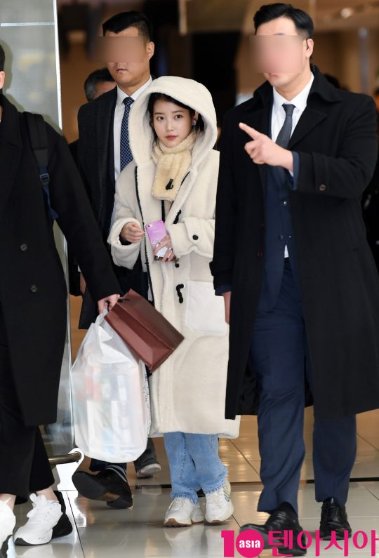 <p>Singer IU 7 p.m. ‘IU 10th anniversary tour Concert now - curtain call Jeju’ the Concert schedule and Gimpo Airport on arrival and airport fashion.</p>