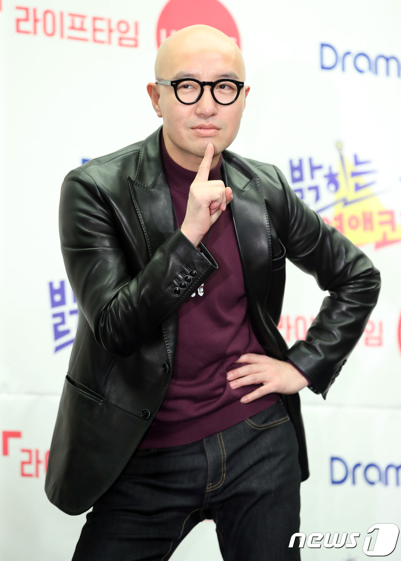 Seoul=) = Broadcaster Hong Seak-cheon poses at the production presentation of the Lifetime new entertainment program Bright Love Coach at the Stanford Hotel in Sangam, Seoul, on the afternoon of the 7th.The Bright Love Coach is a Love Talk show where Shin Dong-yup, Park Na-rae, Hong Seak-cheon and Han Hye-yeon gather to take charge of 1:1 Love from consultation to A/S.2019.1.7
