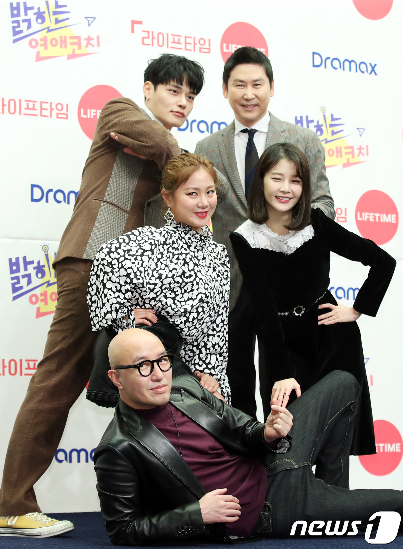 The Bright Love Coach is a Love Talk show where Shin Dong-yup, Park Na-rae, Hong Seak-cheon and Han Hye-yeon gather to take charge of 1:1 Love from consultation to A/S.2019.1.7