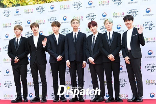 The BTS was possessed of United States of America.He has performed well in the annual rankings released by United States of America Buzz Angle Music.Buzz Angle Music recently released its 2018 Buzz Angle Music Annual Report, which ranked the album, artists, and soundtrack sales.First, BTS reached the top of the album-specific sales category, ranking 14th with its third album, Love Yourself Former Tier, and ranked 18th with the repackaged album Love Yourself Resolution Anser.The overall sales were also overwhelmed; it also ranked second in the list of artists who sold all albums; and shouldered rappers Eminem (1st), Chris Stapleton (3rd) and Metallica (4th).What was the overall artist ranking, which included downloads and streaming? BTS was ranked 15th, and Korea was the only Korean artist to rank.Meanwhile, rapper Drake was voted Artist of the Year: he won the album of the year for Scorpion released in June and the song award for his hit song Gaz Plan.