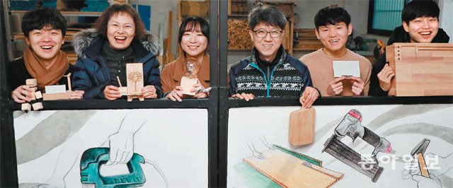 6일 서울 구로구 원목 소품 브랜드 ‘메인오브제’ 공방에서 대표 김태수 씨(오른쪽에서 세 번째)와 수어통역사 정혜경 씨(왼쪽에서 두  번째) 그리고 성균관대 학생들이 제품을 들어 보이며 환하게 웃고 있다. 박영대 기자 sannae@donga.com