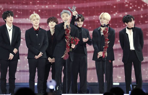 BTS=BTS, a new history of K-pop, has been on the album for the second consecutive year.BTS, which received the grand prize in the record category last year for Love Yourself, Hur (14.9 million copies), won the grand prize this year for Love Your Self Resolution Ancer.It also broke its own record with 183 million copies of the former Tier released in May last year and 2.18 million copies of the final Ancer in August.BTS, which reached the top of the Billboard with two albums, has rewritten all the records.After the birth of the Double Millions seller in 18 years after the third album of Cho Sung-mo in 2000, it became the center of opening the era of 20 million album sales for the first time in 2010.In the past year, Love Yourself series sales totaled 4.3 million copies, accounting for 22% of total sales.Those who won the trophy for the fifth consecutive year, starting with the Rookie of the Year in 2014, also won the Soundtrack category award for Fake Love.He won three popular awards including fan votes and won the top six awards.I was really happy that 2018 was a year to bring back the fruits that I had been running hard, RM said. I will try this year to be a team that fits the overqualified modifiers Ive given, just as the name BTS, which I hid until just before my debut, is now natural.The thick fandom of the boy group made the wall of the record more solid.Exo achieved the fifth Million Seller with the regular 5th album Dont Mess Up My Tempo and succeeded in winning the awards for the sixth consecutive year.Gods Seven, Monster X and Seventeen have been awarded the award for the third consecutive year and have established themselves as the next generation boy group.The only new teams to enter this years main prize are NCT 127 and Wanna One, who won rookie awards in 2017 and 2018 respectively.Thanks to the soundtrack site, it has been in power for 43 days and has been certified platinum for the first time in the Gaon chart with 2.5 million downloads.As a boy group, the icon, who inherited the soundtrack throne three years after the Big Bang in 2016, said, I will be an icon that goes on with a humble heart without losing my gratitude.Who is the expected person in 2019? The new album award was co-administered by Boy Group Stray Kids, which was presented in JYP four years after Godseven, and the Korea-Japan joint girl group IZWON, which was formed through Produce 48.The rookie award in the soundtrack category, the biggest battleground, went to the (girl) children of Cube.There was also a clunky memorial stage.Kim Jong-jin of the spring and summer winter, who received the special prize of the judges, climbed to the stage with his juniors such as Lee Dae-hui, Kim Jae-hwan and Jung-in of Wanna One, and comforted the soul of drummer Jeon Tae-gwan, who died of kidney cancer last month.Minho and Taemin, who came to the stage for Shiny Jonghyuns albums, said, I hope you will remember Jonghyun, who loved music more than anyone else, for a long time.The MC Corps smooth progress also shone. On the 5th, it was conducted as a society of singer and actor Lee Seung-gi and actor Park Min-young. On the 6th, singer Sung Si-kyung and actor Jang So-ra had been breathing for three consecutive years.The two-day awards ceremony was broadcast live on JTBC, JTBC2, JTBC4, and Naver V Live, with fans from all over the world.Golden Disk AwardsIt started in 1986 and is the stage for the year of Korean pop music. It is the 33rd annual event. It is awarded in two categories: record and soundtrack.The sales volume (70 percent) and expert review (30 percent) are added up to the set of hot charts.The 33rd Golden Disk Awards The hotter Love Your Self series Last year alone, 4.3 million albums Naga EXO set a record for the sixth consecutive year I loved icons such as black pink for soundtrack.