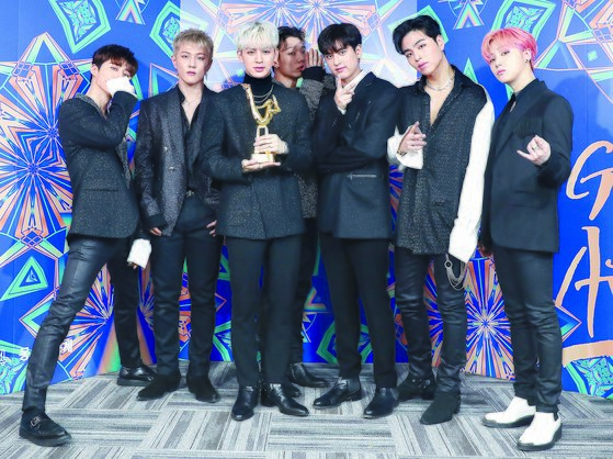 BTS=BTS, a new history of K-pop, has been on the album for the second consecutive year.BTS, which received the grand prize in the record category last year for Love Yourself, Hur (14.9 million copies), won the grand prize this year for Love Your Self Resolution Ancer.It also broke its own record with 183 million copies of the former Tier released in May last year and 2.18 million copies of the final Ancer in August.BTS, which reached the top of the Billboard with two albums, has rewritten all the records.After the birth of the Double Millions seller in 18 years after the third album of Cho Sung-mo in 2000, it became the center of opening the era of 20 million album sales for the first time in 2010.In the past year, Love Yourself series sales totaled 4.3 million copies, accounting for 22% of total sales.Those who won the trophy for the fifth consecutive year, starting with the Rookie of the Year in 2014, also won the Soundtrack category award for Fake Love.He won three popular awards including fan votes and won the top six awards.I was really happy that 2018 was a year to bring back the fruits that I had been running hard, RM said. I will try this year to be a team that fits the overqualified modifiers Ive given, just as the name BTS, which I hid until just before my debut, is now natural.The thick fandom of the boy group made the wall of the record more solid.Exo achieved the fifth Million Seller with the regular 5th album Dont Mess Up My Tempo and succeeded in winning the awards for the sixth consecutive year.Gods Seven, Monster X and Seventeen have been awarded the award for the third consecutive year and have established themselves as the next generation boy group.The only new teams to enter this years main prize are NCT 127 and Wanna One, who won rookie awards in 2017 and 2018 respectively.Thanks to the soundtrack site, it has been in power for 43 days and has been certified platinum for the first time in the Gaon chart with 2.5 million downloads.As a boy group, the icon, who inherited the soundtrack throne three years after the Big Bang in 2016, said, I will be an icon that goes on with a humble heart without losing my gratitude.Who is the expected person in 2019? The new album award was co-administered by Boy Group Stray Kids, which was presented in JYP four years after Godseven, and the Korea-Japan joint girl group IZWON, which was formed through Produce 48.The rookie award in the soundtrack category, the biggest battleground, went to the (girl) children of Cube.There was also a clunky memorial stage.Kim Jong-jin of the spring and summer winter, who received the special prize of the judges, climbed to the stage with his juniors such as Lee Dae-hui, Kim Jae-hwan and Jung-in of Wanna One, and comforted the soul of drummer Jeon Tae-gwan, who died of kidney cancer last month.Minho and Taemin, who came to the stage for Shiny Jonghyuns albums, said, I hope you will remember Jonghyun, who loved music more than anyone else, for a long time.The MC Corps smooth progress also shone. On the 5th, it was conducted as a society of singer and actor Lee Seung-gi and actor Park Min-young. On the 6th, singer Sung Si-kyung and actor Jang So-ra had been breathing for three consecutive years.The two-day awards ceremony was broadcast live on JTBC, JTBC2, JTBC4, and Naver V Live, with fans from all over the world.Golden Disk AwardsIt started in 1986 and is the stage for the year of Korean pop music. It is the 33rd annual event. It is awarded in two categories: record and soundtrack.The sales volume (70 percent) and expert review (30 percent) are added up to the set of hot charts.The 33rd Golden Disk Awards The hotter Love Your Self series Last year alone, 4.3 million albums Naga EXO set a record for the sixth consecutive year I loved icons such as black pink for soundtrack.
