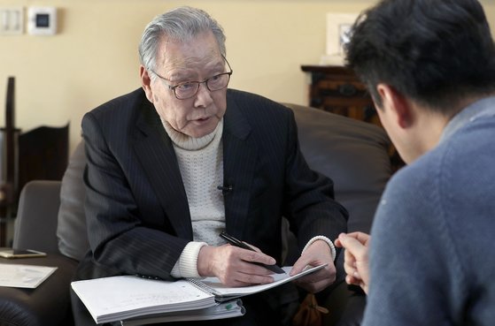 이어령 교수가 요즘 사용하고 있는 노트와 펜을 보여주었다. 노트에 필기를 하면 컴퓨터에 파일로 저장되는 첨단 방식이었다. 최승식 기자