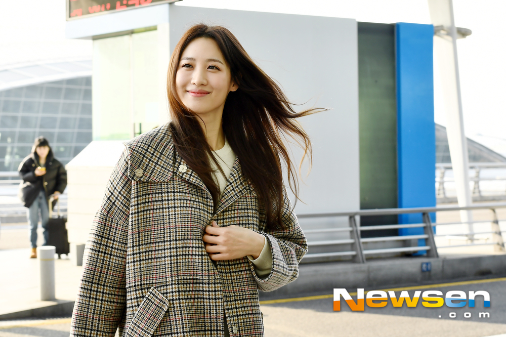 Actor Claudia Kim deparated to Singapore on January 7th through the Incheon International Airport in Unseo-dong, Jung-gu, Incheon.Actor Claudia Kim is departing to Singapore with the show Airport Fashion.exponential earthquake