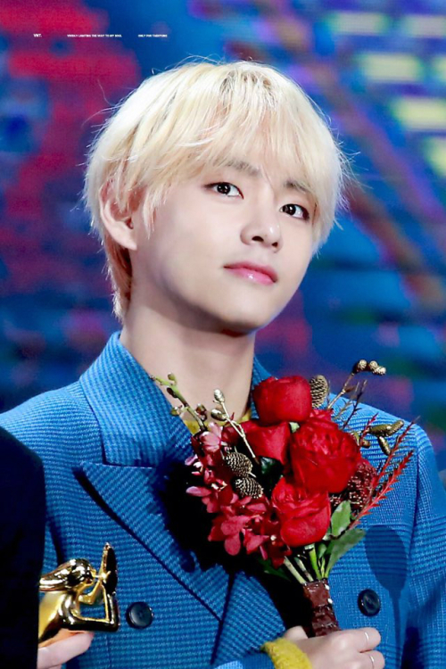 The 2018 Golden Disc Awards record category awards were held at Gocheok Sky Dome in Seoul on the 6th.BTS won the main prize with Twice, Monster X, and Shiny Jonghyun, and won six trophies including the Grand Prize.In addition to the stage of Fake Love and Idol, which BTS held on the same day, the behavior of member V is becoming a hot topic.The Awards have a Singer seat where singers sit and watch performances during the performance.On the same day, it was a seat in New East W next to the seat of BTS, but the chair that was prepared was one less than the number of members.V, who had seen it from the side, got up and took the remaining chair from the back and brought it to New Easts seat.Members of New East, who could not sit down, were also shown in a video taken by fans expressing gratitude to V.