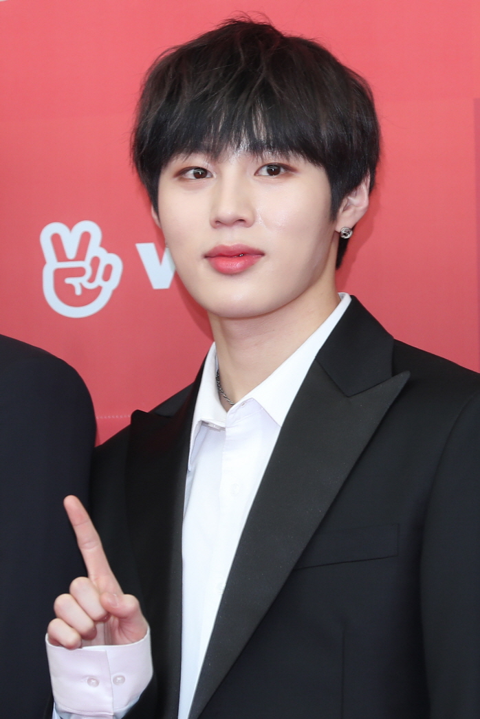 Ha Sung-woon will release his Mini album at the end of February and perform solo activities.Ha Sung-woon, who is scheduled to Come back to our company after Wanna Ones activities, will release a Mini album at the end of February and perform solo activities, said StarCruienti, a subsidiary of Ha Sung-woon.Swing Entertainment, which was in charge of Wanna Ones management recently, announced that Wanna Ones contract was terminated on December 31, and that Wanna Ones official activities will be completed at the concert in January.We have shared various opinions about Ha Sung-woon and his future career, but it is true that we have not made a specific decision because the Wanna One activity has not been completed, said an agency official. We met with Ha Sung-woon on the 4th and decided to release a solo album at the end of February and carry out the activity.I would like to ask for your expectation and support. According to his agency, Ha Sung-woons solo album, which is scheduled to be released at the end of February, will be devoted to the album by choosing the song by participating as a Producerss.As Ha Sung-woon participates as a Producerss, it is expected to be an album that can fully utilize his musicality as a vocalist in Wanna One.On the other hand, Wanna One, which belongs to Ha Sung-woon, will hold its last concert at the Gocheok Sky Dome in Seoul from the 24th.