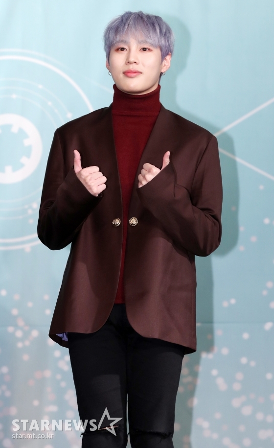 Ha Sung-woon from the group Wanna One will perform solo activities by announcing Mini album at the end of February.Ha Sung-woons agency, StarCruenti, said on July 7, Ha Sung-woon, who is scheduled to come back after Wanna One activities, will announce Mini album at the end of February and will perform solo activities.Swing Entertainment, which was in charge of management of Wanna One recently announced that Wanna Ones contract was terminated on December 31, and that Wanna Ones official activities will be finalized at the concert in January.We have shared various opinions with Ha Sung-woon about the future career, but it is true that we have not made a specific decision because Wanna One activity has not been completed, said an agency official. We met with Ha Sung-woon on the 4th and shared many opinions.I ask for your expectation and support. According to his agency, Ha Sung-woons solo album, which is scheduled to be released at the end of February, will be devoted to the album by choosing songs by participating in producers.As Ha Sung-woon participates as a producer, it is expected to be an album that can fully utilize his musicality as a vocalist in Wanna One.On the other hand, Wanna One will hold its last concert as a group at Gocheok Sky Dome in Seoul from the 24th.