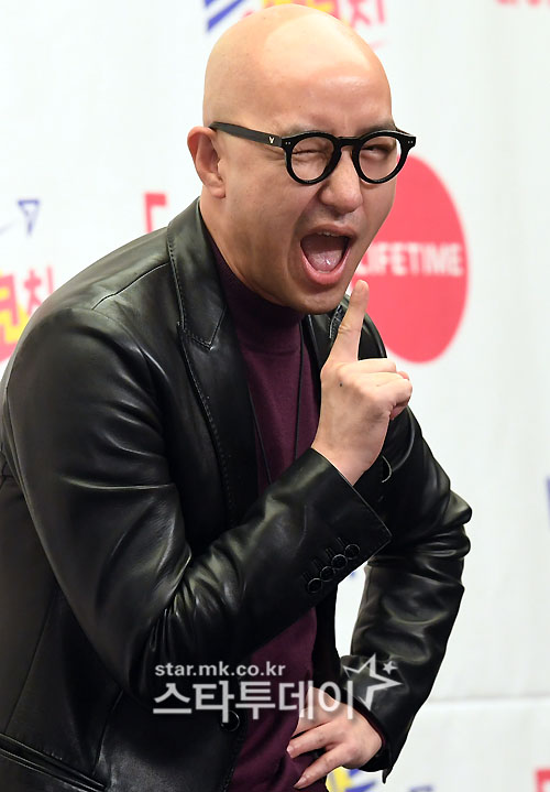 Broadcaster Hong Seok-cheon poses at the production presentation of the Lifetime entertainment Bright Love Coach at Stanford Hotel in Sangam-dong, Seoul on the afternoon of the 7th.
