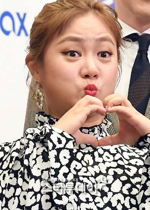 Gagwoman Park Na-rae poses at the production presentation of the Lifetime entertainment Bright Love Coach at Stanford Hotel in Sangam-dong, Seoul, on the afternoon of the 7th.