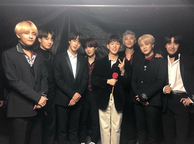 Singer Paul Kim reveals Fan heart on group BTSPaul Kim posted a picture on his Instagram on the 6th with an article entitled I can not explain it in words. I erased it a few times.The photo is an authentication shot of Paul Kim and BTS that met at the 2019 Golden Disk Awards held at Gocheok Sky Dome in Seoul this afternoon.Paul Kims excited expression, which smiles brightly among BTS members, catches the eye.Meanwhile, Paul Kim won the Best OST award on the day, and BTS won four awards including the Grand Prize, the Grand Prize, and the Popular Prize.