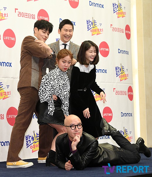 Model jung hyuk, comedian Shin Dong-yup, Park Na-rae, broadcasters Hong Seak-cheon and Lim Hyun-joo attend the production presentation of Lifetime Bright Love Coach at Stanford Hotel in Sangam-dong, Mapo-gu, Seoul on the afternoon of the 7th and have photo time.Shin Dong-yup, Park Na-rae, Hong Seak-cheon, and Han Hye-yeon will appear on the 8th as a love show in which 4MC, known as a popular broadcaster and love master, is responsible for 1:1 dating counseling to A/S.