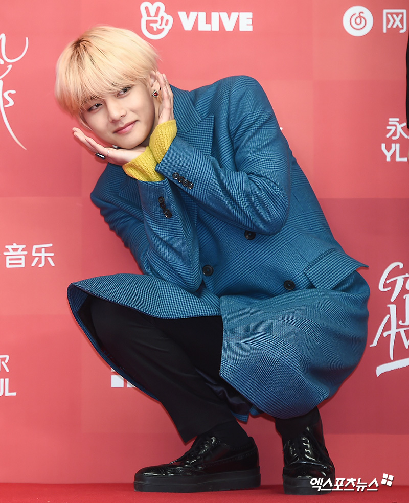 Group BTS V and Jimin who attended the 33rd Golden Disk Awards red carpet event held at Gocheok Sky Dome in Guro-gu, Seoul on the afternoon of the 6th have photo time.V Blues Show Out on Red CarpetsV A flower on a red carpetV Grand of the Worlds Most Beautiful RankingsJimin beautiful in the atmosphereJimin Cutty-Pod SmilesJimin Heavenly Visual