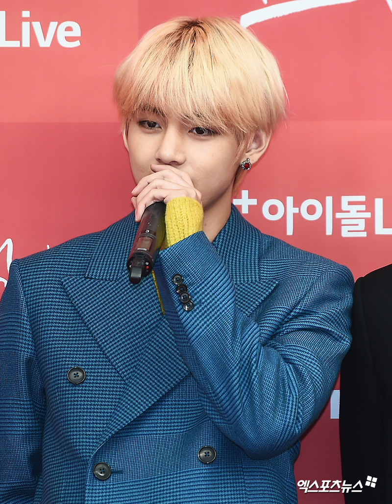 Group BTS V and Jimin who attended the 33rd Golden Disk Awards red carpet event held at Gocheok Sky Dome in Guro-gu, Seoul on the afternoon of the 6th have photo time.V Blues Show Out on Red CarpetsV A flower on a red carpetV Grand of the Worlds Most Beautiful RankingsJimin beautiful in the atmosphereJimin Cutty-Pod SmilesJimin Heavenly Visual
