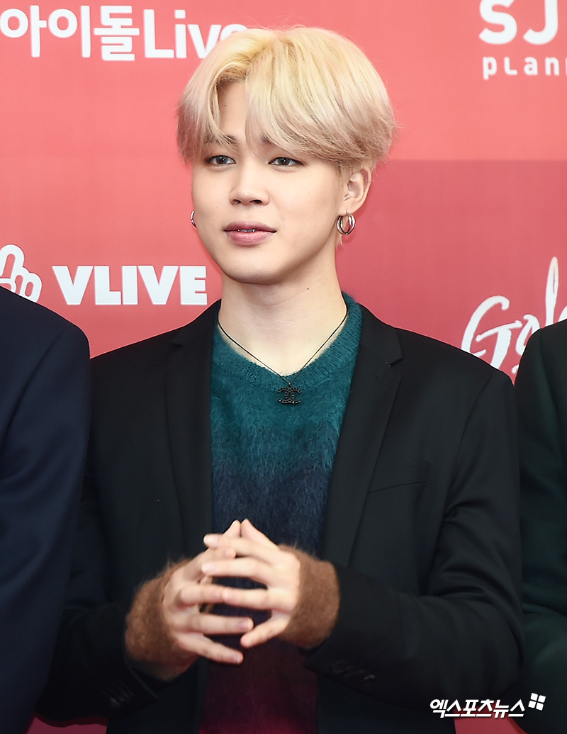 Group BTS V and Jimin who attended the 33rd Golden Disk Awards red carpet event held at Gocheok Sky Dome in Guro-gu, Seoul on the afternoon of the 6th have photo time.V Blues Show Out on Red CarpetsV A flower on a red carpetV Grand of the Worlds Most Beautiful RankingsJimin beautiful in the atmosphereJimin Cutty-Pod SmilesJimin Heavenly Visual
