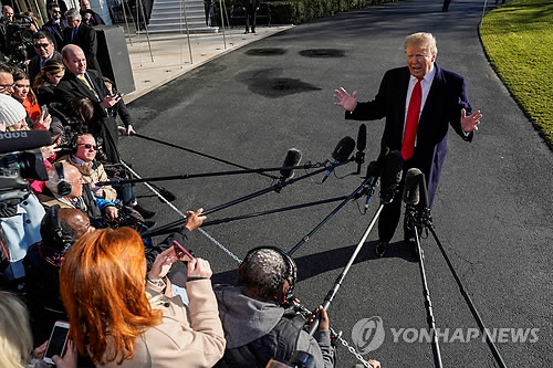 백악관 남쪽 뜰에서 취재진에 발언하는 트럼프 (워싱턴 로이터=연합뉴스) 도널드 트럼프 미국 대통령이 6일(현지시간) 대통령 별장인 캠프데이비드로 출발하기 전 백악관 남쪽 뜰에서 기자들을 만나 말하고 있다. 트럼프 대통령은 이 자리에서 "미국과 북한은 2차 북미정상회담 개최 장소를 협상하고 있으며 아마 아주 머지않아 발표될 것"이라고 말했다. ymarshal@yna.co.kr