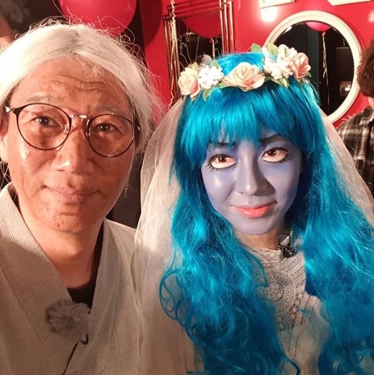 Actor Song Ji-hyo showed off a shocking make-up.Ji Suk-jin posted two photos on his SNS on the 8th with an article entitled Ji Hyo and Two Shots.In one photo, Ji Suk-jin smiles brightly with Song Ji-hyo, but another shows Song Ji-hyo, who paints his face in light blue and wears a blue wig next to Ji Suk-jin, who has made up his grandmother.Make-up also has a distinctive eye, but it is hard to see if you do not say Song Ji-hyo.Meanwhile, the two are breathing on SBS Running Man.Photo: Ji Suk-jin Instagram