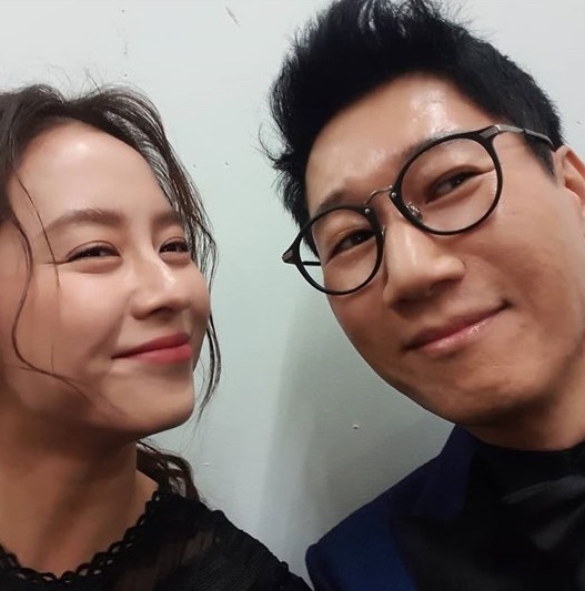 Actor Song Ji-hyo showed off a shocking make-up.Ji Suk-jin posted two photos on his SNS on the 8th with an article entitled Ji Hyo and Two Shots.In one photo, Ji Suk-jin smiles brightly with Song Ji-hyo, but another shows Song Ji-hyo, who paints his face in light blue and wears a blue wig next to Ji Suk-jin, who has made up his grandmother.Make-up also has a distinctive eye, but it is hard to see if you do not say Song Ji-hyo.Meanwhile, the two are breathing on SBS Running Man.Photo: Ji Suk-jin Instagram