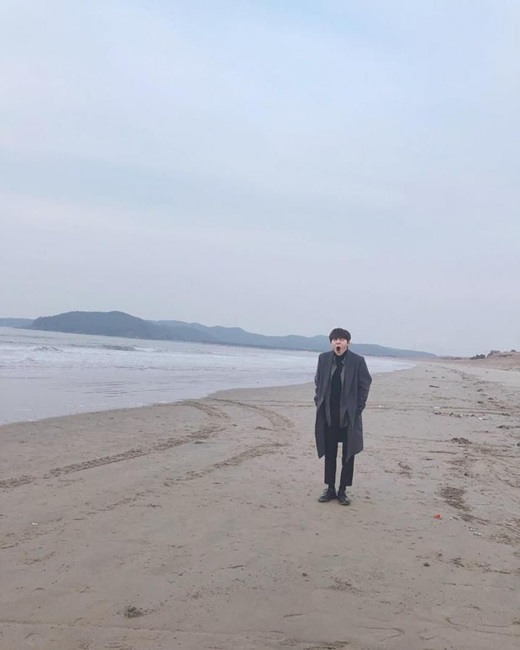 Fans are responding hotly, with Hwang, a member of the group Wanna One, resuming SNS activities in about a year and a half.Hwang Min Hyon released several photos of himself on his instagram on the night of the 7th, along with a consonant .In the photo, Hwang is enjoying his leisure by walking along the beach. His eyes are on the rate of admiration and unique visuals.In particular, Hwang Hyun bought the fans regrets by temporarily suspending the SNS activity on June 18, 2017, when the cable channel Mnet Produce 101 season 2 was aired. In the SNS resumption, fans are responding explosively such as It is too good, Now NUEST Hwang Min Hyun is starting and I am also long time no.Meanwhile, Hwang will return to his former group, NUEST, after finishing Wanna One activities.