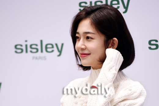 Actor Baek Jin-hee poses at a cosmetics launch event held at the Signiel Hotel in Jamsil, Seoul on the afternoon of the 8th.