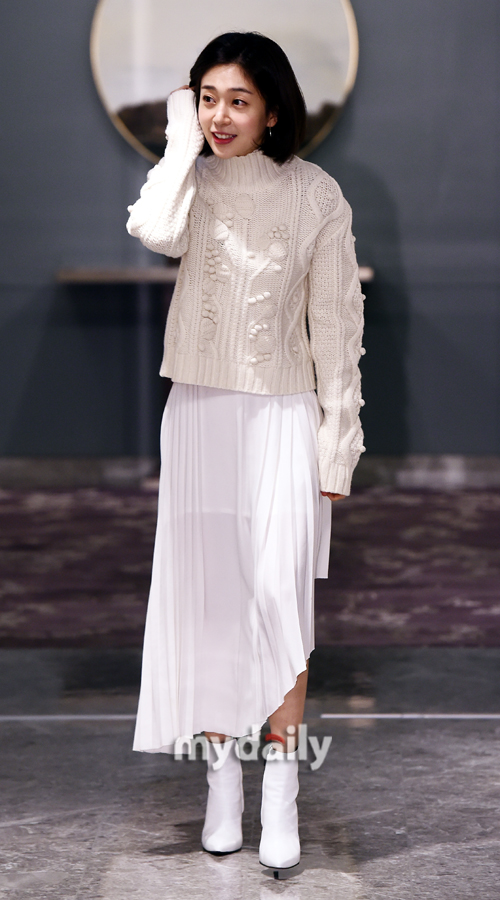 Actor Baek Jin-hee poses at a cosmetics launch event held at the Signiel Hotel in Jamsil, Seoul on the afternoon of the 8th.