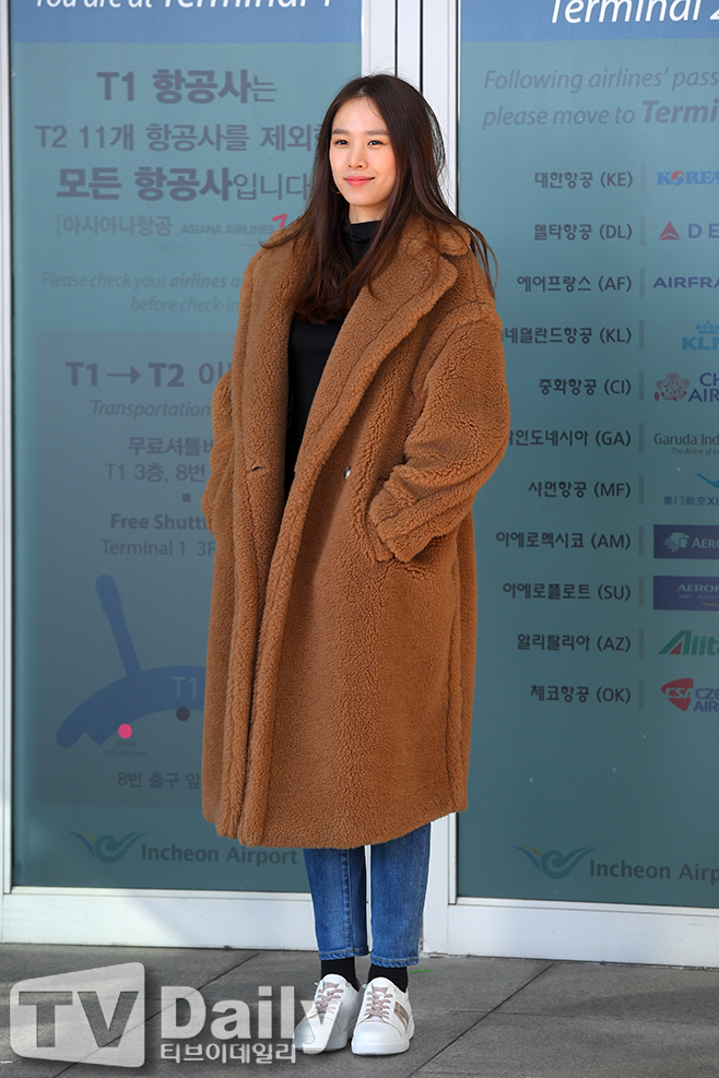 Actor Jo Yoon-hee is departing to Macau through Incheon International Airport on the morning of the 8th.joe yoon-hee departure