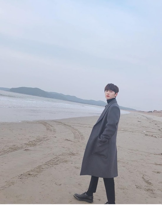 Group Wanna One Hwang has resumed Instagram activities.Hwang posted several photos on his Instagram on July 7, when he was walking along the beach in a gray coat.Hwangs extraordinary visual and proportions catch the eye.Hwang has not been involved in Instagram since the June 18, 2017 post, focusing on Wanna One activities and not using personal SNS.However, as Wanna One activity ended, SNS activities resumed.In addition to Hwang Min Hyun, Wanna One members such as Kang Daniel, Yoon Ji Sung, and Li Kwan Lin have opened accounts and communicate with fans.Photo: Hwang Min Hyon SNS