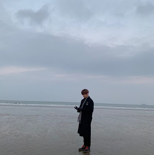 Group Wanna One Kang Daniel boasted an extraordinary percentage.Kang Daniel posted a picture on his Instagram on the 7th.Kang Daniel in the public photos boasts a pictorial appearance even if he is standing in the background of Sea. Especially Kang Daniel is showing off his extraordinary ratio and catches his eye.Kang Daniel opened a personal Instagram on the 2nd and succeeded in collecting 1 million followers in a day and set a new Guinness record.Photo: Kang Daniel Instagram