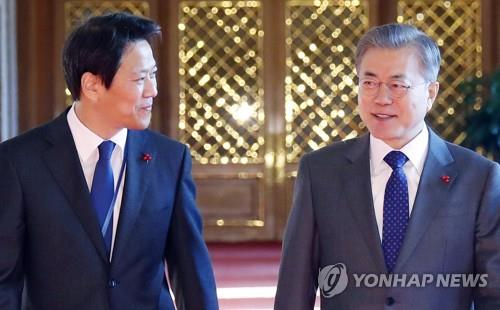 문 대통령과 임종석 비서실장 (서울=연합뉴스) 배재만 기자 = 문재인 대통령이 8일 오전 청와대에서 열린 국무회의에 임종석 대통령 비서실장과 함께 입장하고 있다. 2019.1.8 scoop@yna.co.kr