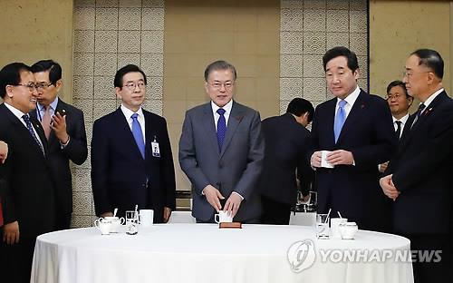 국무위원들과 대화하는 문 대통령 (서울=연합뉴스) 배재만 기자 = 문재인 대통령이 8일 오전 청와대에서 열린 국무회의에 앞서 열린 차담회에서 국무위원들과 대화하고 있다. 2019.1.8 scoop@yna.co.kr