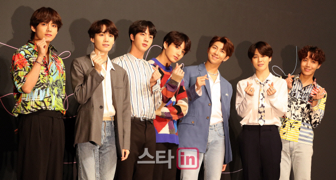 BTS recorded the second highest album sales in 2018 at United States of America, the United States of America economic magazine Forbes reported on the 6th (local time).According to the United States of America Music Industry Consumption Report of 2018 released by United States of America BuzzAngle Music, BTS sold 603,307 records in the United States of America market last year.The regular 3rd album Love Yourself: Former Teer (LOVE YOURSELF: TEAR) sold 212,953 copies, and the repackaged album Love Yourself: Resolution Anser (LOVE YOURSELF: ANSWER) sold 199,865 copies.The album is the first place on the Billboard main album chart Billboard 200It is an album that took the title.The BTS, which appeared like a comet in the United States of America music market in 2017, continued to be popular in 2018, Forbes said.BTS also made remarkable achievements, reaching number 15 on the comprehensive charts that reflect album and single sales and streaming.The comprehensive chart calculates 10 single sales or 1500 streaming sessions as 1 album sales; the chart first placeDrake was second in the list, followed by Post Malone.in-time