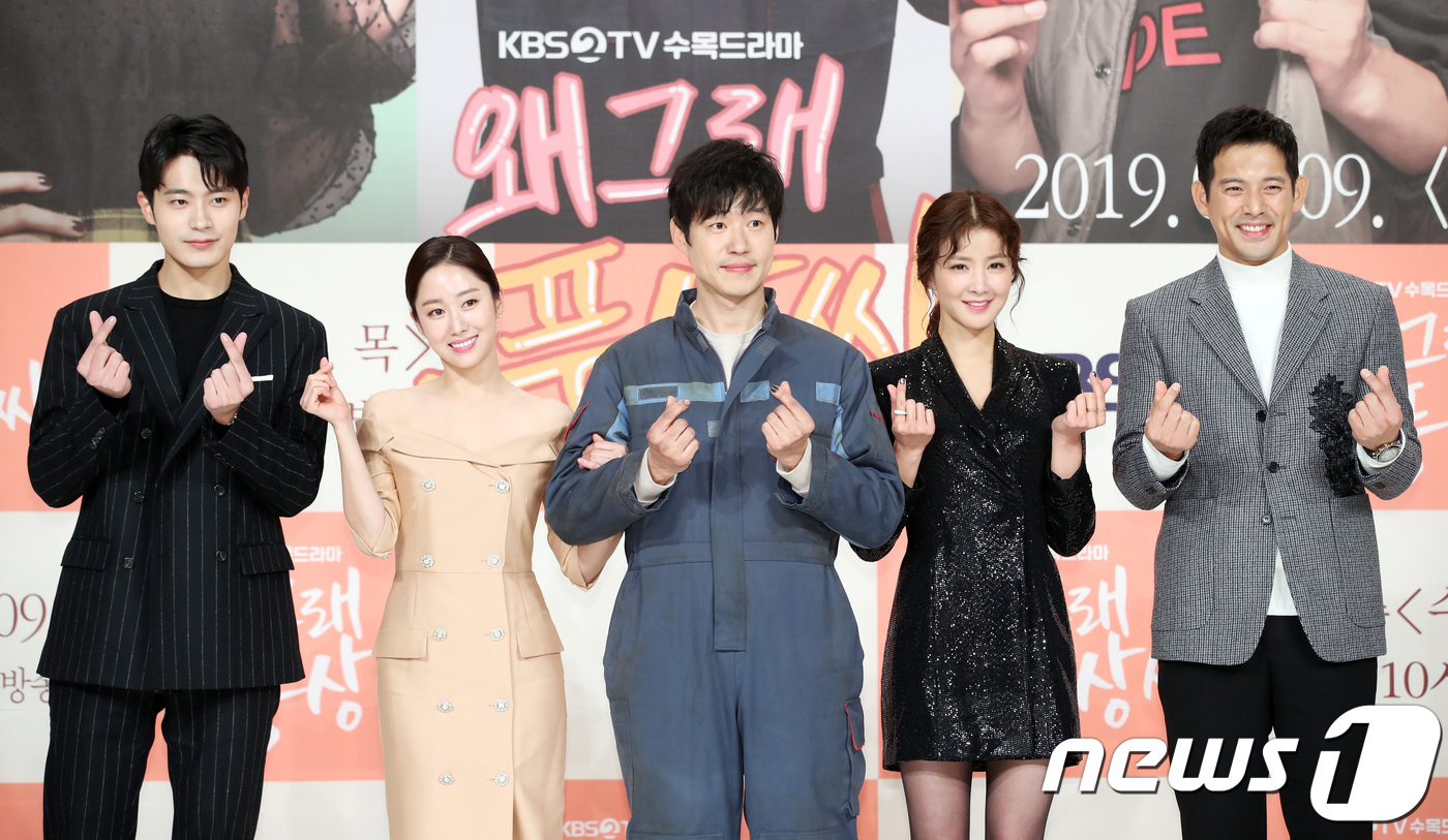 Seoul:) = Actors Lee Chang-yeop (from left), Jeon Hye-bin, Yoo Jun-sang, Lee Si-young and Oh Ji-ho pose at the production presentation of KBS 2TVs new tree Drama Whats the Feng-Sang, held at Time Square in Yeongdeungpo, Seoul on the 9th.Why is it Pung Sang is a Drama that recalls the meaning of the family through the daily life, events, and accidents of middle-aged man Pung Sang (Yoo Jun-sang) who has lived as a fool of his brother and his brothers adrenaline breakers.2019.1.9
