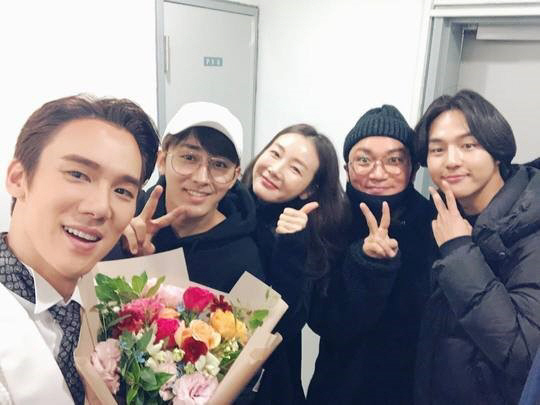 The warm friendship of the members of Coffee Friends stands out.9th day Yoo Yeon-seok posted a picture on his instagram with an article entitled Thank you all and Coffee Friends family members Gendlemans Guide performance.The photo shows Son ho joon, Choi Ji-woo, Jo Jae-yoon, and Yang Se-jong who visited the musical venue where Yoo Yeon-seok appeared.It is an atmosphere full of warm smiles holding a bouquet of flowers to Yoo Yeon-seok.Yoo Yeon-Seok, Son ho joon, Choi Ji-woo, Jo Jae-yoon, and Yang Se-jong have recently formed a relationship through tvN Coffee Friends, which started broadcasting.On the other hand, Yoo Yeon-seok plays the role of the main character Monty Navarro in the musical Gentlemans Guide: Love and Murder and has been meeting audiences at the Grand Theater of Hongik University Daehakro Art Center since 9th day of November.