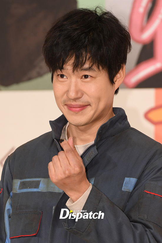 KBS 2TV tree drama What is the wind production presentation was held at Amoris Hall in Yeongdeungpo, Seoul on the 9th day.Yoo Jun-sang showed the role of wind with car center costume and greasy hand.On the other hand, Why is it Feng Sang is the first broadcast of the 9th day today as a drama to think about the meaning of the family through the adrenaline-raising daily life and incident accidents of middle-aged men and their younger brothers who have lived as fools of their younger brothers.as in the car center costumeOily Hand, perfect wind seed