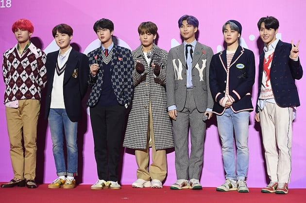 The no substitute group BTS has been named for the 19th week of the Billboards main album charts in the United States.According to the latest chart released by Billboards on the 8th (local time), BTS repackaged album LOVE YOURSELF Answer ranked 59th on the Billboards 200.This is the 18th place from 77th last week, and the first place in the first week of entry last SeptemberAfter recording the charts, it ranked the largest and entered the chart for 19 consecutive weeks.In addition, LOVE YOURSELF Answer is the first place of World Album, Independent Album 2nd, Top Album Sales 33rd, Billboards Canadian Album 56th.LOVE YOURSELF Her and LOVE YOURSELF Tear are the second and third places in World Album, 3rd and 4th place in Independent Album, 4th place in Top Album Salesand the first placeIm on.BTS is the first place in the 78th week of Social 50.It has maintained its longest record for a consecutive period and ranked third in the Artist 100.