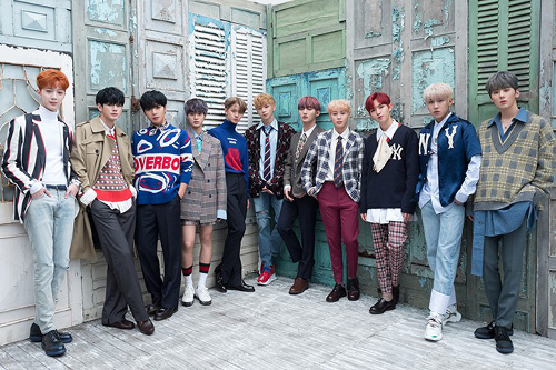 1년 6개월간의 활동을 마무리하는 프로젝트 그룹 워너원. 왼쪽부터 멤버 라이관린 옹성우 박지훈 이대휘 배진영 강다니엘 윤지성 하성운 김재환 박우진 황민현. 스윙엔터테인먼트 제공