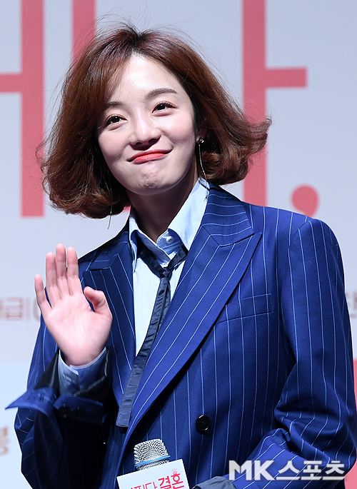 The movie What a marriage production briefing session was held at CGV in Apgujeong, Gangnam-gu, Seoul on the 9th day.Actor Hwang Bo Ra has a production briefing session.