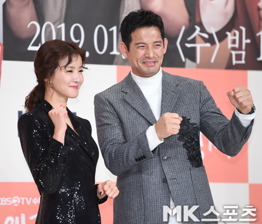 At the 9th day Yeongdeungpo Times Square, KBS2 Wednesday-Thursday Evening drama What is the Feng Shui production presentation was held.Yoo Jun-sang, Lee Si-young, Oh Ji-ho, Leon Hye-bin and Lee Chang-yeop attended the production presentation.Lee Si-young and Oh Ji-ho have photo time.