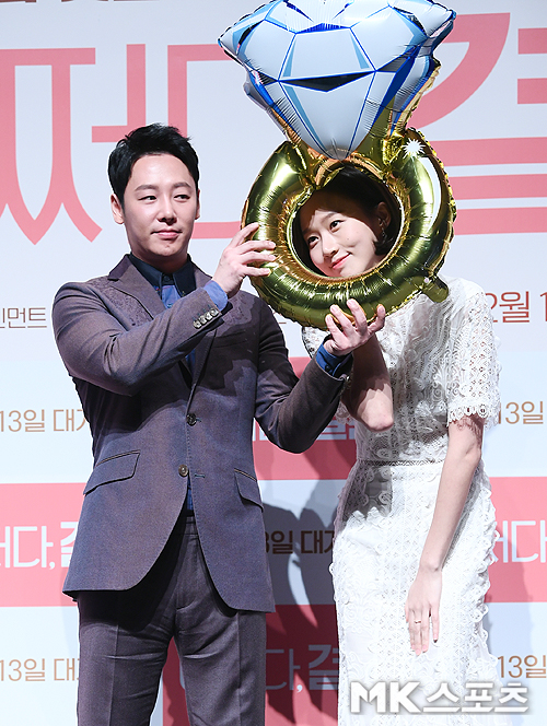 The movie What a marriage production briefing session was held at CGV in Apgujeong, Gangnam-gu, Seoul on the 9th.Actors Kim Dong-wook and Ko Sung-hee have photo time.