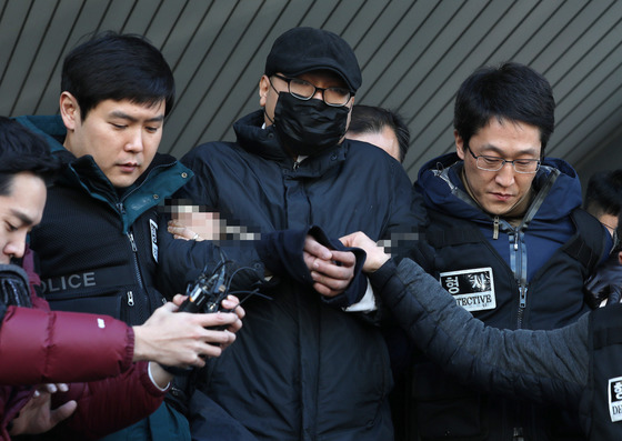 강북삼성병원 신경정신과에서 의사를 흉기로 찔러 살해한 피의자 박모씨(30)가 2일 오후 영장실질심사를 받기위해 서울 종로경찰서를 나서 서울중앙지법으로 향하고 있다. /사진=뉴스1