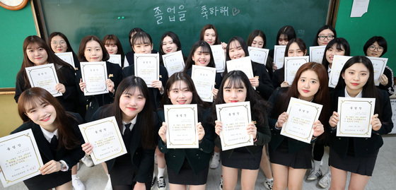 8일 경기도 수원시 권선고에서 졸업생들이 졸업장을 들고 추억을 남기고 있다./사진=뉴스1