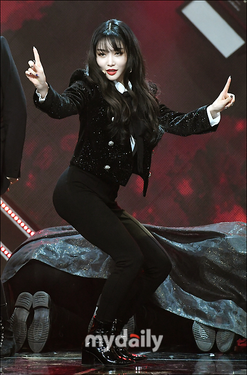 Chungha is showing a passionate stage at the 298th public live broadcast of MBC Music Show Champion held at MBC Dream Center in Ilsan, Goyang City, Gyeonggi Province on the afternoon of the 9th.On the day of the live broadcast, Rye Wook, Luna, A Pink, Chungha, Lovelyz, Enflying, La Boom, Voiceper, Knack, 14U, Spectrum, Dream Note, DiCrunch, H.U.B, Pink Fantasy and others appeared.