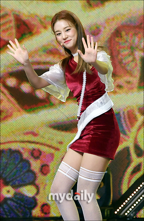 LABOUM Ahn Sol-bin is greeting her hand at the 298th public broadcast of MBC Music Show Champion held at MBC Dream Center in Ilsan, Goyang City, Gyeonggi Province on the afternoon of the 9th.On the day of the live broadcast, Rye Wook, Luna, A Pink, Cheongha, Lovelyz, Enflying, LABOUM, Voiceper, Knack, 14U, Spectrum, Dream Note, DiCrunch, H.U.B, Pink Fantasy and others appeared.