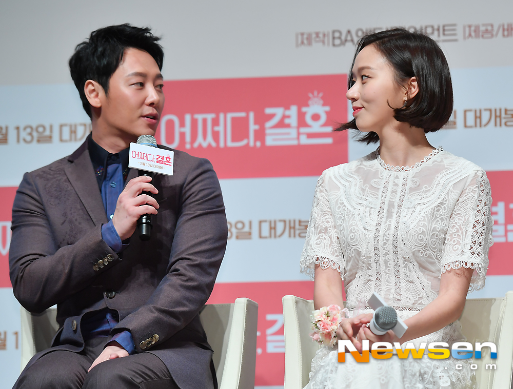 The movie What a Marriage production briefing session was held at CGV Apgujeong branch in Seoul City Gangnam District on January 9Kim Dong-book Ko Sung-hee is being interviewed on the day.Actor Kim Dong-wook Ko Sung-hee Hwang Bora Park Ho-chan, director Park Soo-jin, attended the production briefing session.